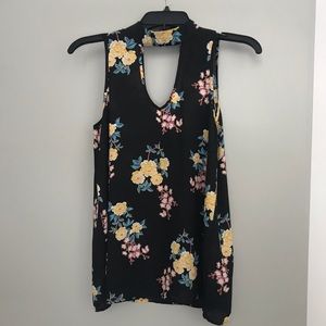 Light & airy keyhole top w/ floral print